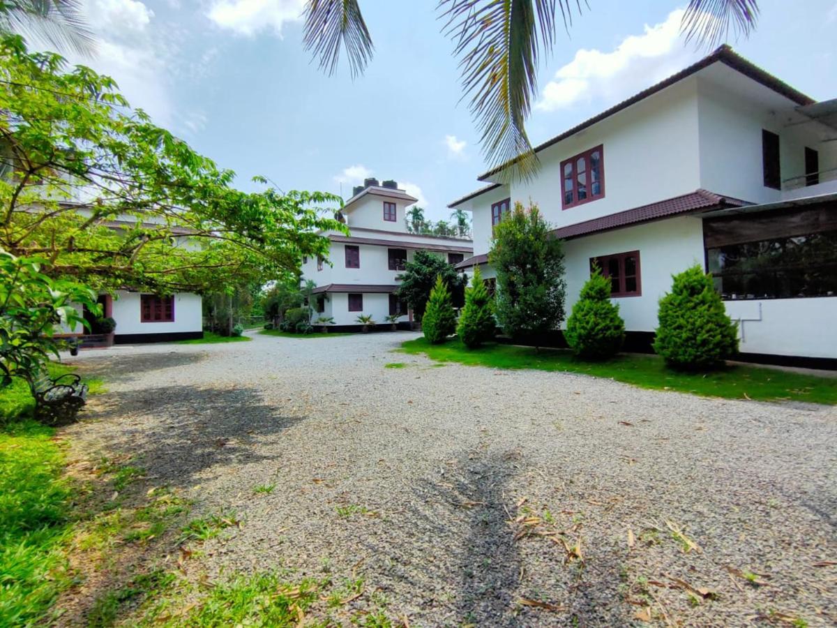 Three Roots Holiday Home Resort Sultan Bathery Extérieur photo