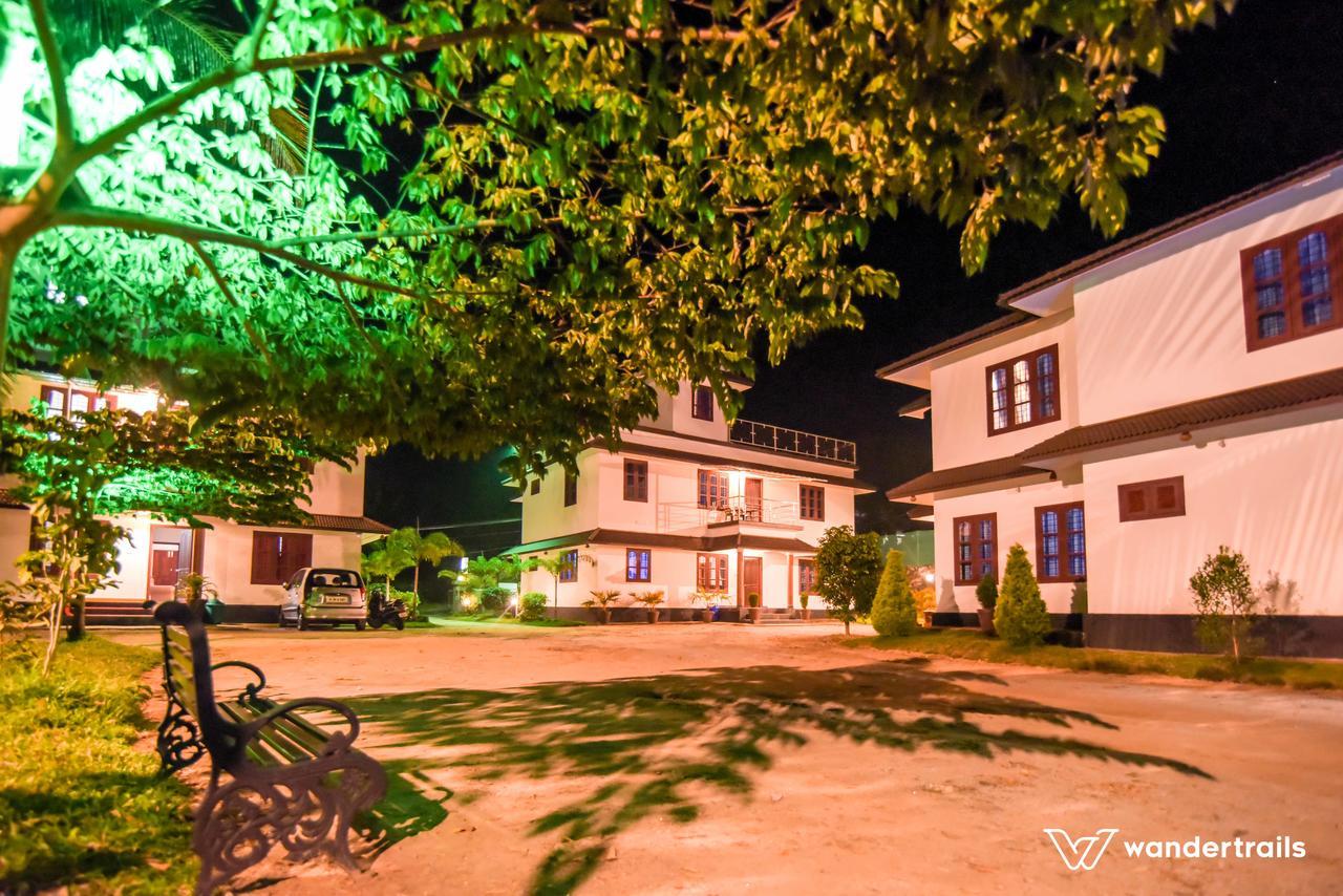 Three Roots Holiday Home Resort Sultan Bathery Extérieur photo